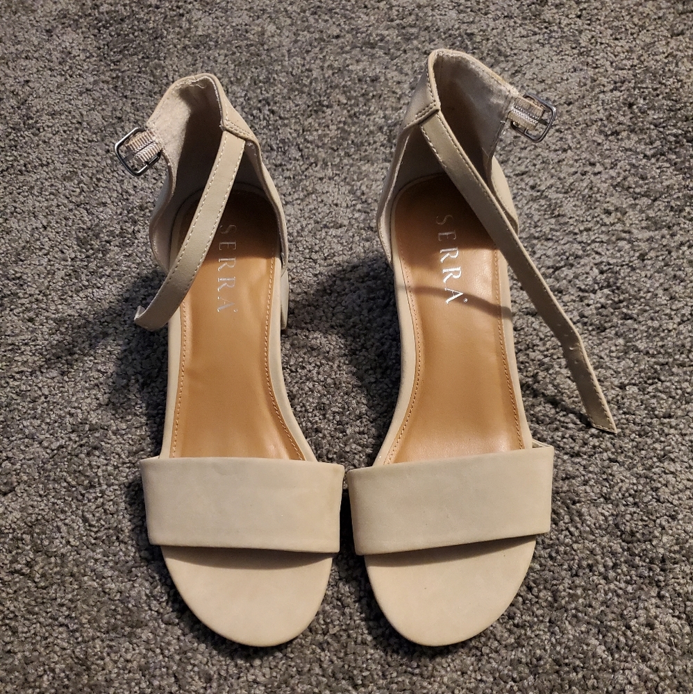 NWOT beige Serra leather sandals